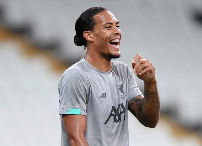 Van Dijk tạo đủ dáng ngộ nghĩnh bên Siêu cup châu Âu