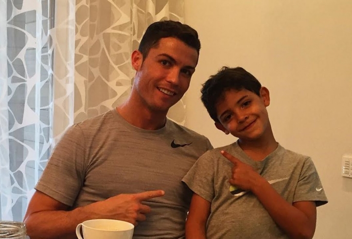 Ronaldo nháy mắt, chu môi cực đáng yêu