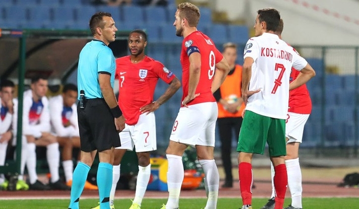 Chủ tịch LĐBĐ Bulgaria giả vờ không nghe thấy gì và cái kết