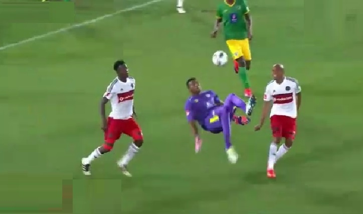VIDEO: Thủ môn lập siêu phẩm 'ngả bàn đèn' cứu cả đội phút 96