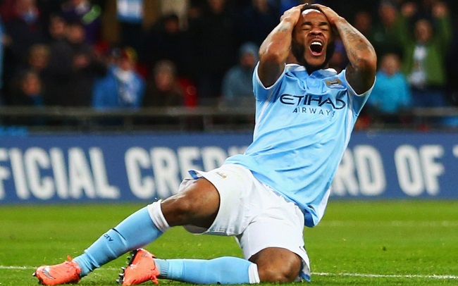 Huyền thoại Barca khóc mắt lệ nhòa tạ lỗi với Sterling
