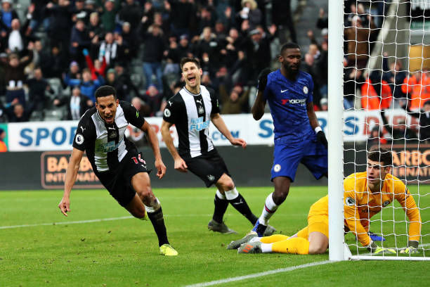 Hàng công vô duyên, Chelsea gục ngã phút cuối