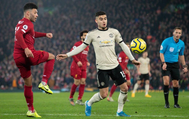 CĐV cười ồ vì cầu thủ MU khi đấu Liverpool