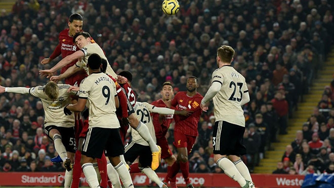 CĐV MU bức xúc cho rằng bàn mở tỷ số của Liverpool phạm luật