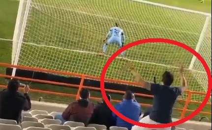 HÀI HƯỚC: Sút penalty theo 'chỉ đạo' của CĐV và cái kết