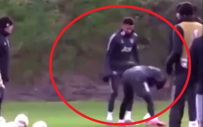 VIDEO: Lingard 'diễn hài' trên sân tập khiến CĐV MU nổi giận