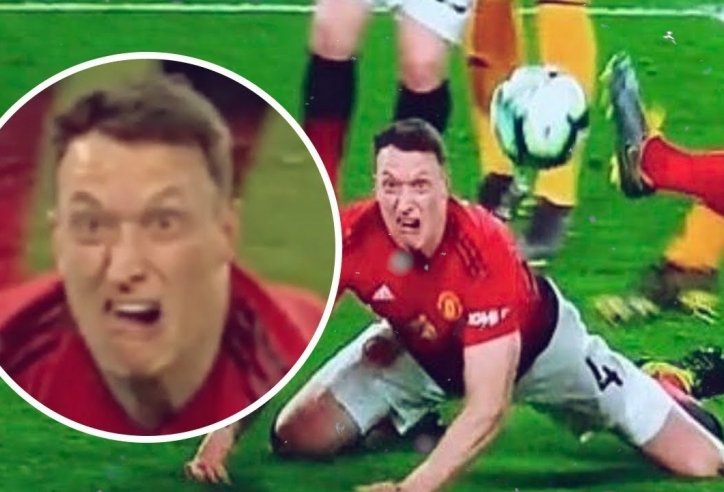 CĐV Man City dùng Phil Jones của MU để chế giễu hậu vệ nhà