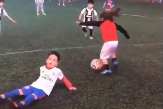 VIDEO: Bé gái rê bóng như Messi loại bỏ hàng loạt bạn nam