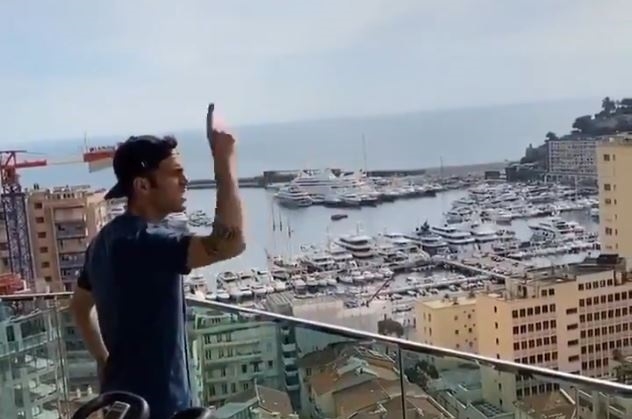 VIDEO: Cựu sao Chelsea ra ban công chửi nhau với hàng xóm