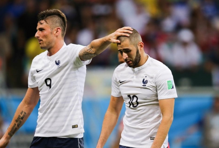 Benzema coi thường Giroud trước sự chứng kiến của Ronaldo