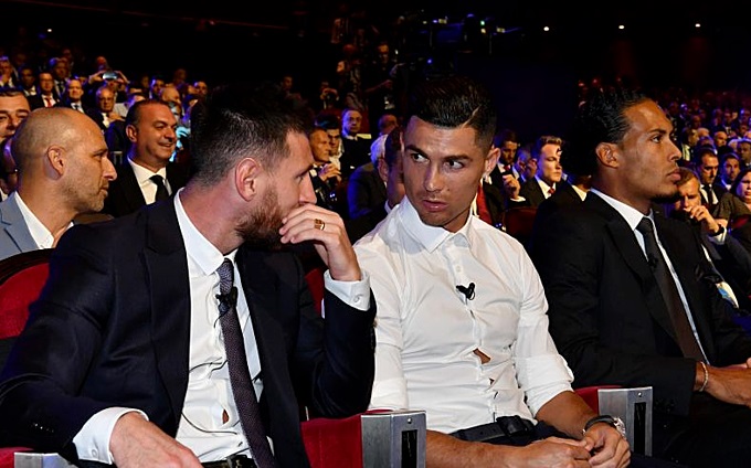 VIDEO: Ronaldo mời Messi ăn tối trước hàng trăm nghìn người chứng kiến