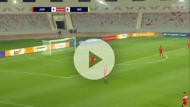 VIDEO: Thủ môn ghi bàn thắng không tưởng từ khoảng cách 90 mét
