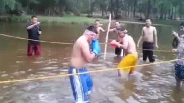 VIDEO: Hai 'võ sĩ mù' chơi trận boxing tấu hài nhất hành tinh