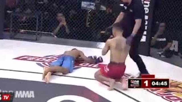 VIDEO: Võ sĩ dùng một cước hạ knock-out đối thủ sau 1 giây