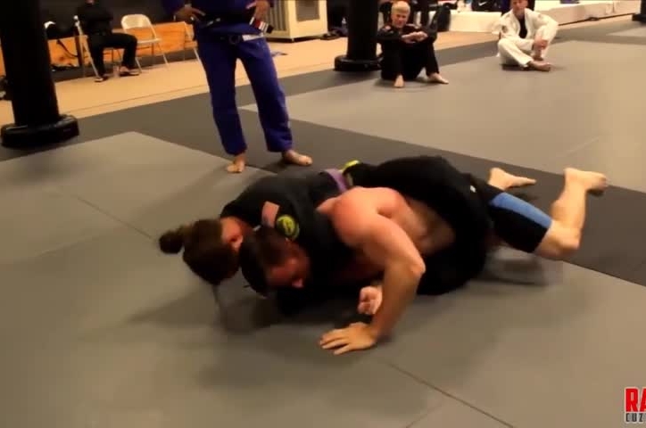 VIDEO: Gymer no đòn vì gây sự với nữ võ sĩ nhu thuật