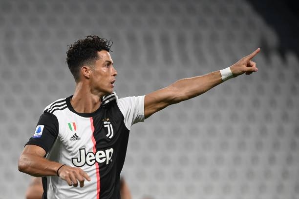 Ronaldo ghi tên mình vào lịch sử bóng đá