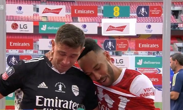 Arsenal bán người hùng cho đội trụ hạng