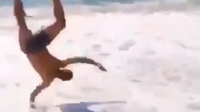 VIDEO: Rê bóng rồi bị sóng biển 'đốn ngã' như thật