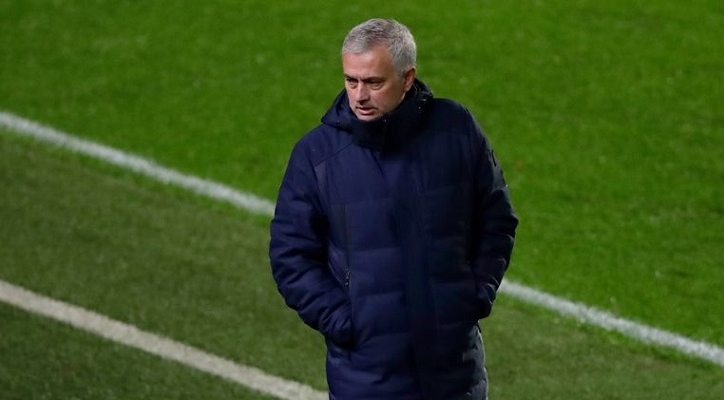 Tottenham mất hơn nửa tỷ đồng, Mourinho bị tước quyền vì đi muộn 1 phút