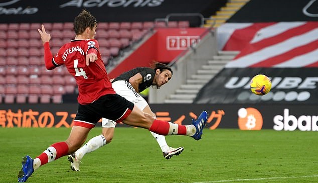 Solskjaer ví Cavani với huyền thoại MU sau chiến thắng kịch tính