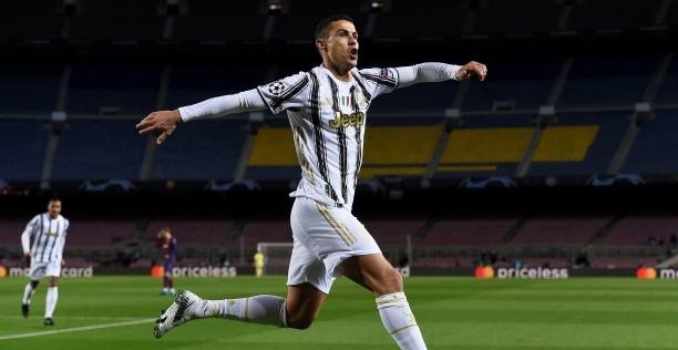 Ronaldo làm lu mờ Messi bằng cú đúp penalty