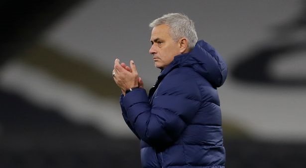 Phản ứng của Mourinho khi hai cầu thủ Tottenham biến mất