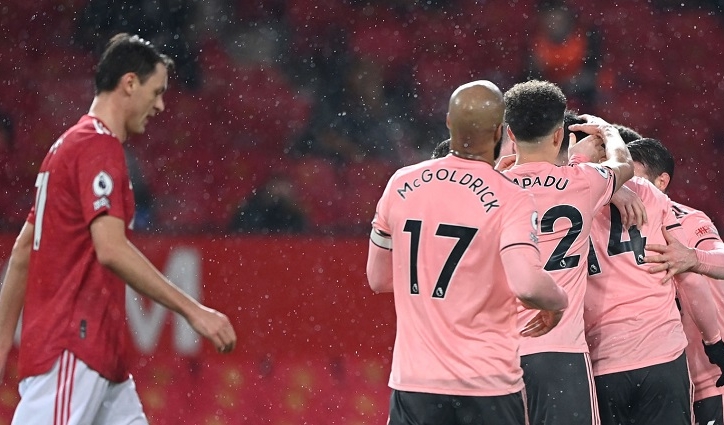 HLV Sheffield kìm hãm học trò 'nhảy múa' khi thắng MU