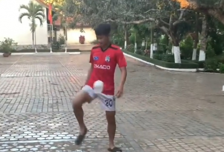 VIDEO: U19 HAGL tâng giấy vệ sinh bằng dép tổ ong cực đỉnh