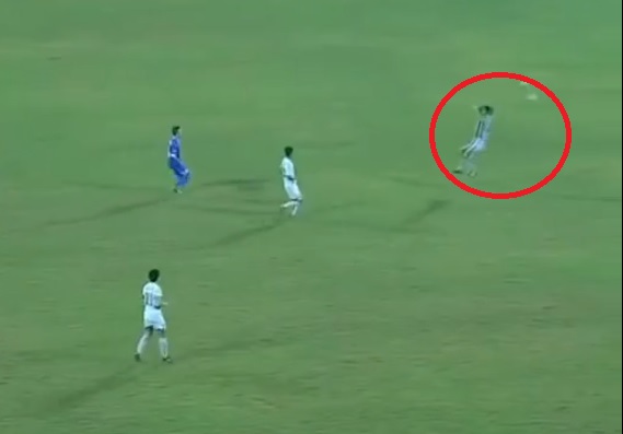VIDEO: Thủ môn tấu hài và cái kết khiến CĐV cười vỡ bụng