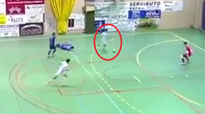 VIDEO: Pha phá bóng ra ngoài 'đẹp hơn siêu phẩm'