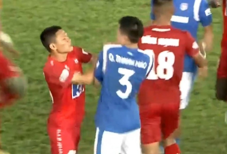 VIDEO: Cận cảnh màn đấu võ mồm giữa cầu thủ Hải Phòng và Quảng Ninh