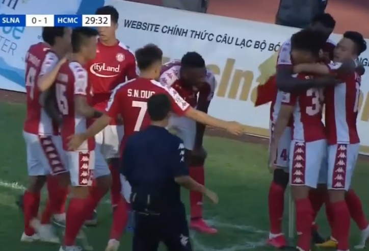 VIDEO: SLNA nhận bàn thua đầu tiên tại V-League 2020