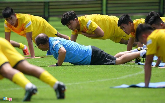Video: Thầy Park tập 'giảm béo' cùng U22 Việt Nam