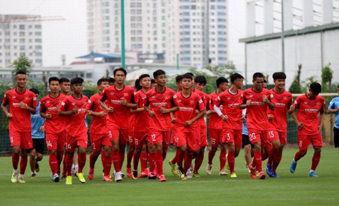 VIDEO: U22 Việt Nam thích thú ngắm nhìn Văn Hậu, Quang Hải tập luyện