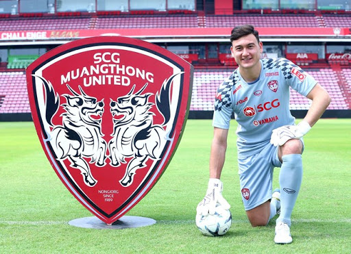 Văn Lâm rời Muangthong vì bị ... quỵt lương?