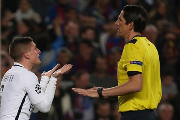 Trọng tài bắt trận Barca – PSG bị phạt cực nặng