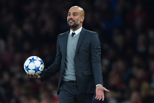 HLV Pep Guardiola chúc mừng một cầu thủ MU sau đại chiến