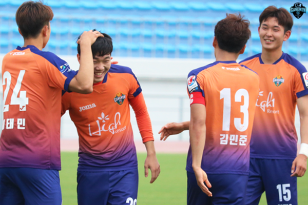 Xuân Trường lên trang chủ Gangwon sau khi lập siêu phẩm