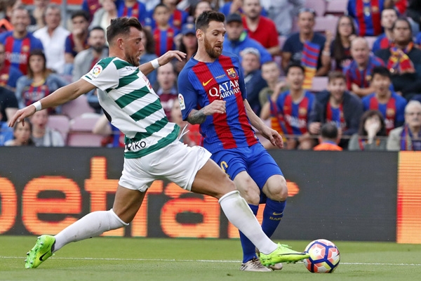 Thắng nhọc Eibar, Barca vẫn trở thành cựu vương La Liga