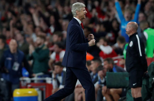 HLV Wenger ‘đá xéo’ MU sau trận thắng khó tin