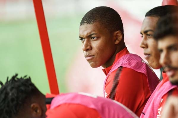 Ngôi sao 180 triệu euro đánh nhau với đồng đội để được ra đi