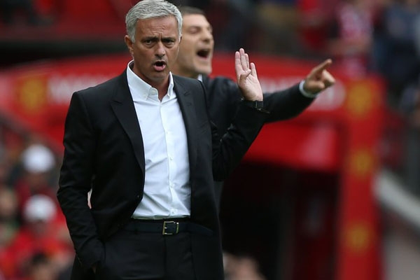 MU ban hành lệnh cấm mới với thầy trò Mourinho