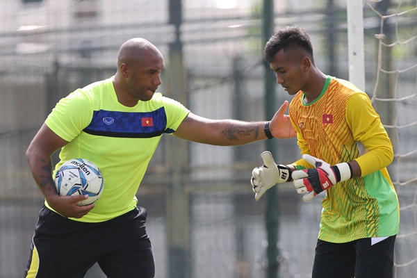 HLV Brown có tuyệt chiêu, thủ môn U19 VN háo hức dù 'đo ván'
