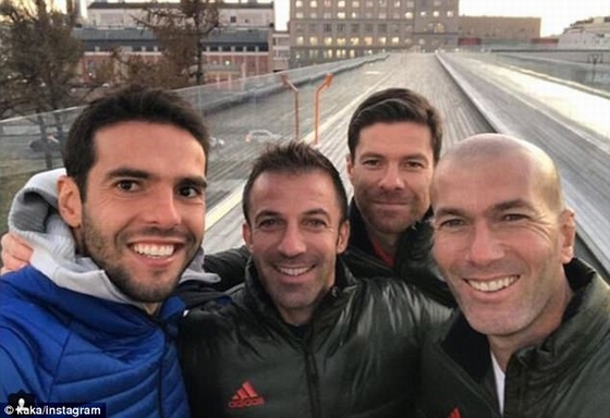 Tấm selfie của Kaka gây sốt với những huyền thoại thực sự