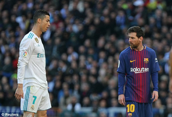 Ronaldo thi đấu tệ hại trong ngày bị Messi sút trúng đầu
