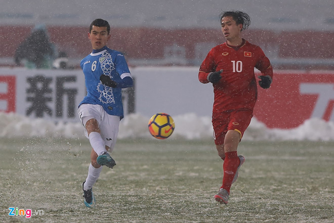 Hành động đẹp của người dân Việt Nam với CĐV Uzbekistan