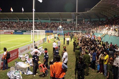 HAGL lắp màn hình lớn ngoài sân Pleiku