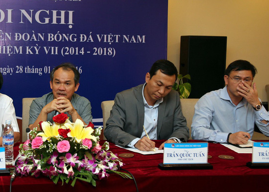 Bầu Đức cảm ơn bầu Tú, thượng tầng VFF tan 'sóng'
