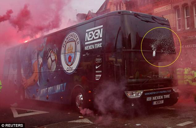 Xe bus của Man City hỏng nặng vì CĐV quá khích