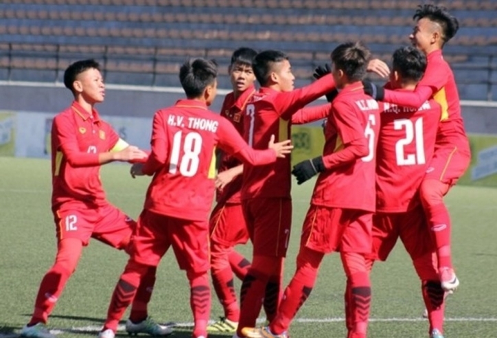 Hồng Sơn lập siêu phẩm sút phạt cháy lưới Marốc